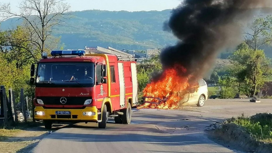 Buktinja na lokalnom putu: U selu Vranići kod Čačka zapalio se automobil, vatrogasci brzo intervenisali (FOTO)