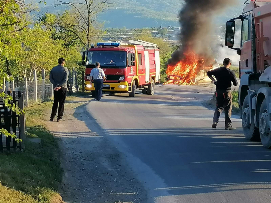 Buktinja na lokalnom putu: U selu Vranići kod Čačka zapalio se automobil, vatrogasci brzo intervenisali (FOTO)