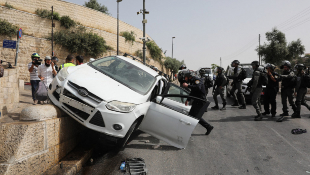 ŽESTOKI SUKOBI U JERUSALIMU: U okršaju Palestinaca i policije povređeno više od 10 lica