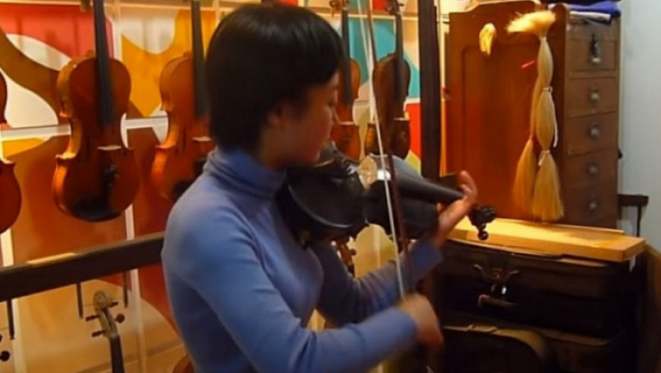 Isklesana umetnički, kamena violina daje nam neverovatan zvuk koji opušta svaki nerv u našem telu! (VIDEO)
