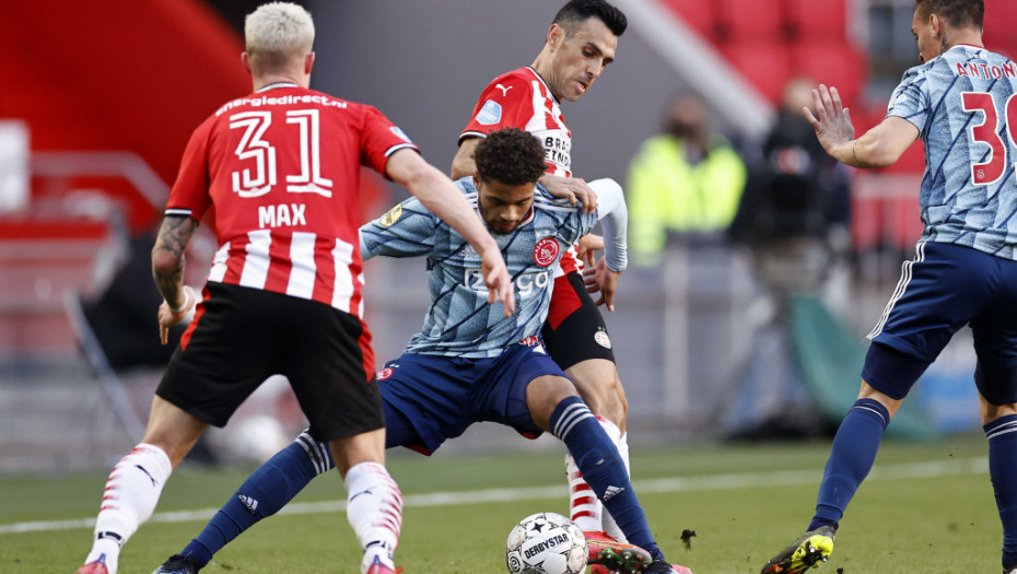 DRAMA U AJNDHOVENU! Pljačkaši mu upali u kuću dok je bio na utakmici, ženi i deci pretili pištoljem!