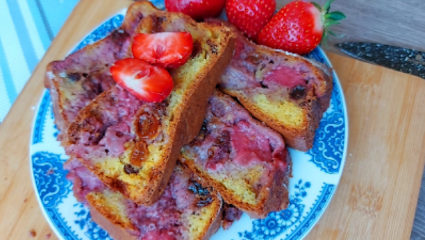 NAJMEKŠI VOĆNI KOLAČ: Poslastica sa jagodama i suvim grožđem, ukus prvog poljupca! (VIDEO)