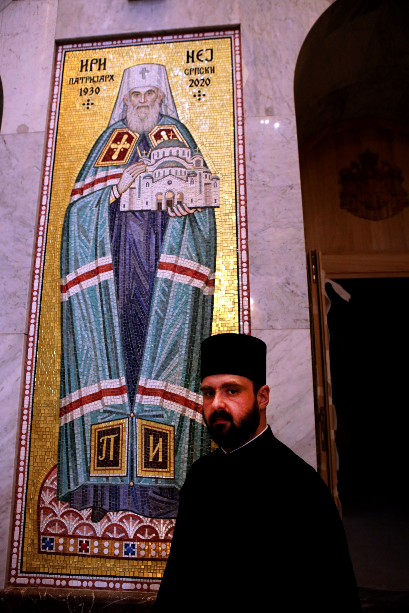 RUSKI UMETNICI NA ČELU SA AKADEMIKOM MUHINOM NAPRAVILI REMEK-DELA: Hram ukrasio i mozaik s likom patrijarha Irineja!