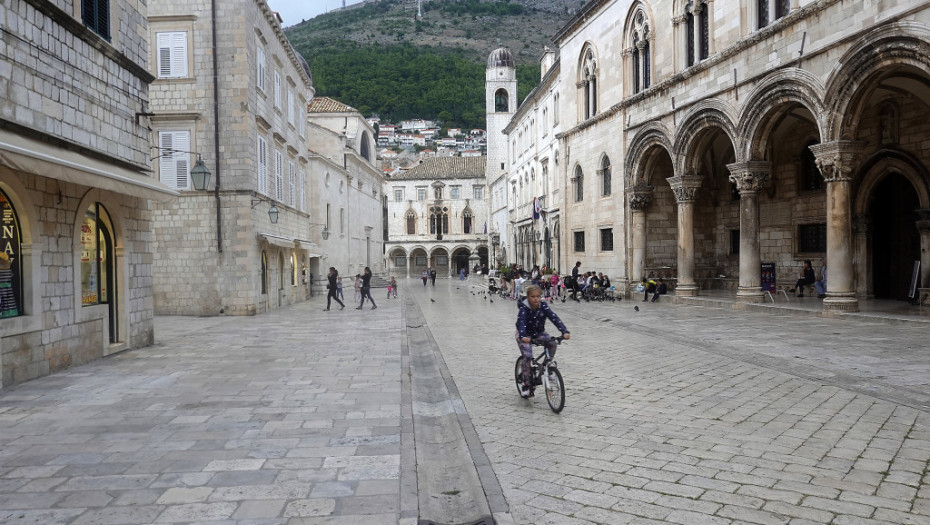 PONOVO UDAR NA SRPSKE TURISTE U HRVATSKOJ Masovno skidali beogradske tablice s automobila