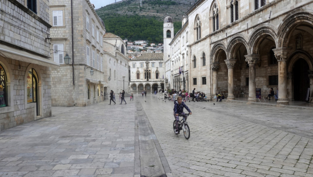 PONOVO UDAR NA SRPSKE TURISTE U HRVATSKOJ Masovno skidali beogradske tablice s automobila