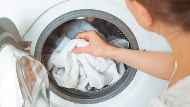 SIPAJTE KAFU U VEŠ MAŠINU I SVIDEĆE VAM SE EFEKAT Naučite ova dva trika za pranje bele i crne odeće