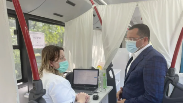 AUTOBUS ZA VAKCINACIJU U VREOCIMA OD 8 DO 16 ČASOVA Stević: Zahvaljujući predsedniku , građani Srbije su jedni od retkih u svetu koji mogu da biraju vakcinu