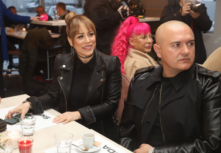 SKINULA SE GOLA U SPOTU Žena od sultana glumi sa suprugom poznate pevačice, a Dušica Jakovljević je bivša!