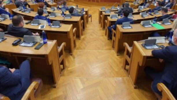 SKANDAL U CRNOGORSKOM PARLAMENTU Poslanici usvojili "Rezoluciju o genocidu u Srebrenici"
