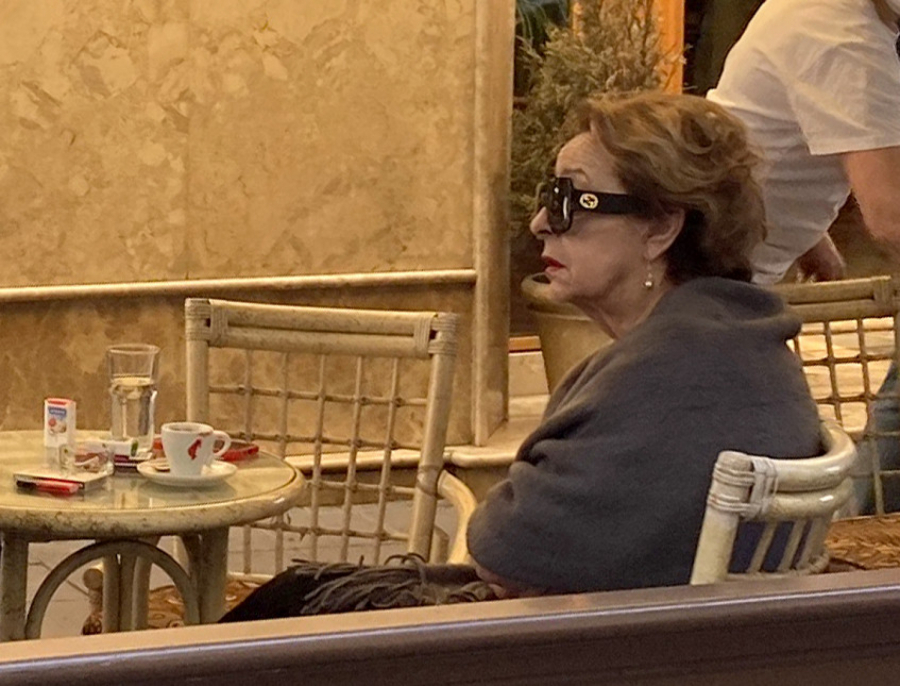 DOK ESTRADA KUKA ZBOG 60 EVRA! Ceca Bojković ne nosi masku, al’ zato fura „guči“, glumica uhvaćena u opuštenom izdanju na ulicama Beograda! (FOTO)