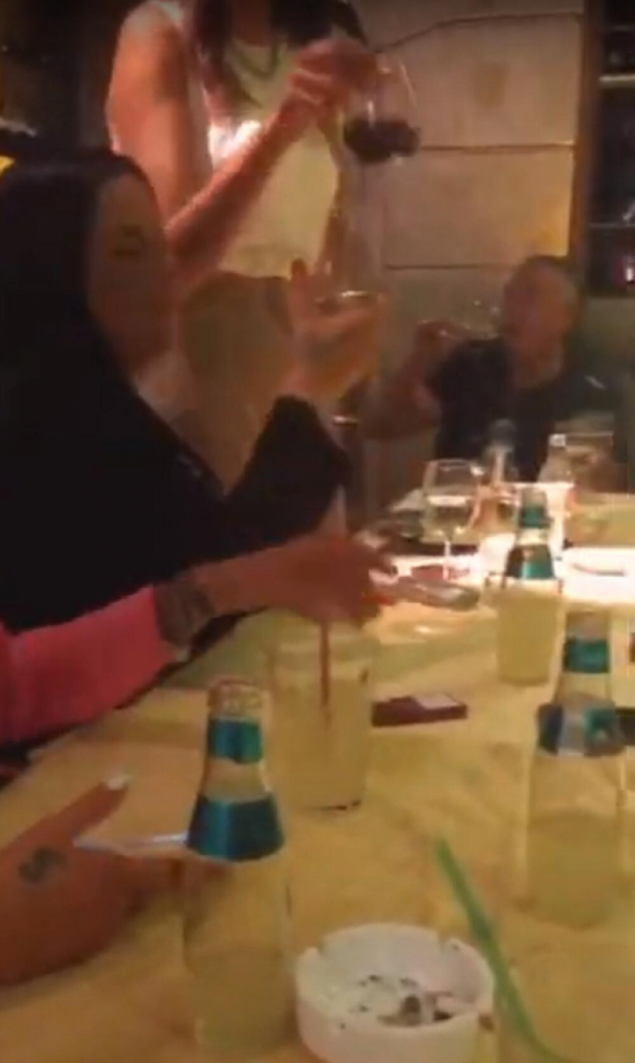 OVO NIKO NIJE OČEKIVAO Mima Karadžić uhvaćen sa najpoznatijom srpskom starletom u provodu,  a nakon toga otišli su zajedno! (FOTO)