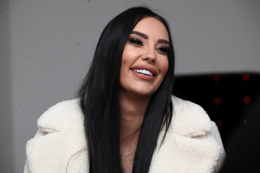 GLADNA I NERVOZNA Kaća Grujić pokazala kako provodi vreme u trudnoći, niko nije očekivao da se baš ovim bavi! (VIDEO)