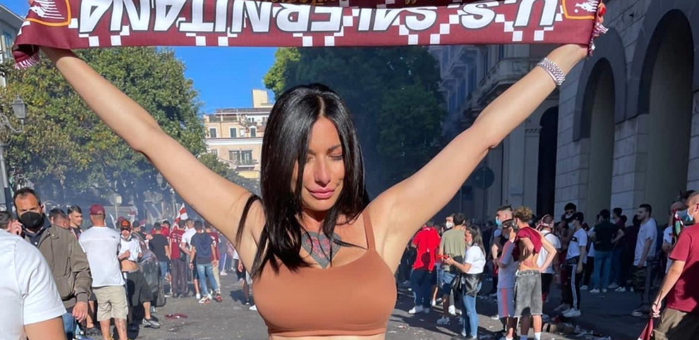 UKRALA SVU PAŽNJU NA SLAVLJU Glumica iz filmova za odrasle izašla na ulicu i zauzela pozu (FOTO, VIDEO)