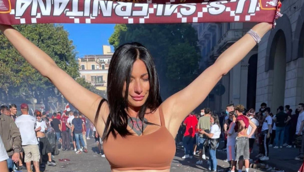 UKRALA SVU PAŽNJU NA SLAVLJU Glumica iz filmova za odrasle izašla na ulicu i zauzela pozu (FOTO, VIDEO)