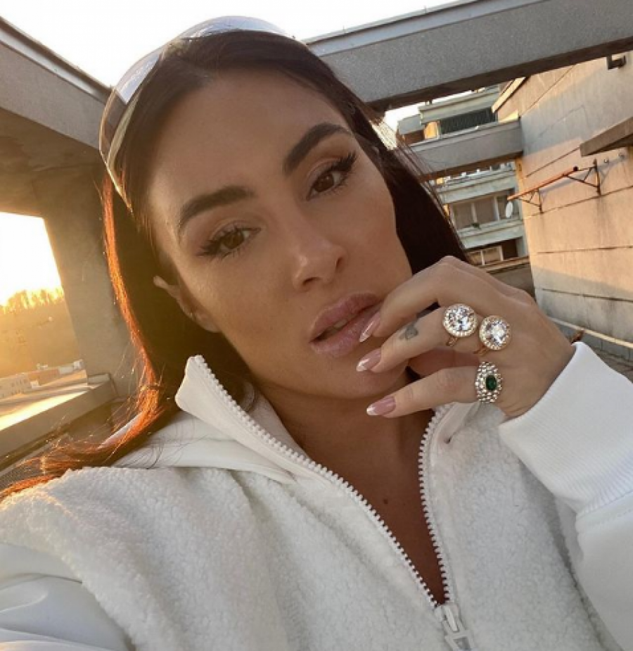 DOBIĆEŠ METAK U ČELO! Senida na meti opasnih hejtera, redovno dobija preteće poruke, a obezbeđenje je ne pušta iz vida!