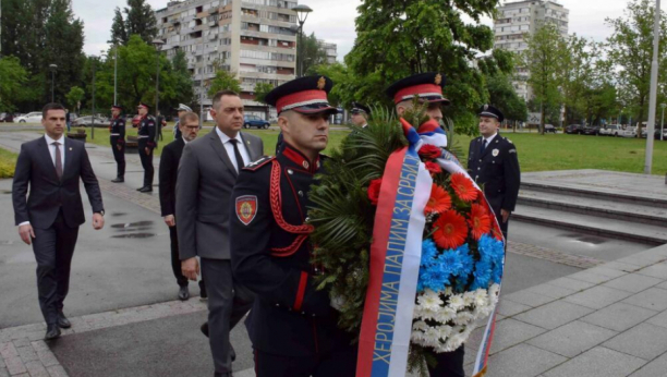 VULIN POLOŽIO VENAC NA SPOMEN-OBELEŽJE UBIJENIM POLICAJCIMA: Nijedan pali heroj koji je dao život za Srbiju neće biti zaboravljen