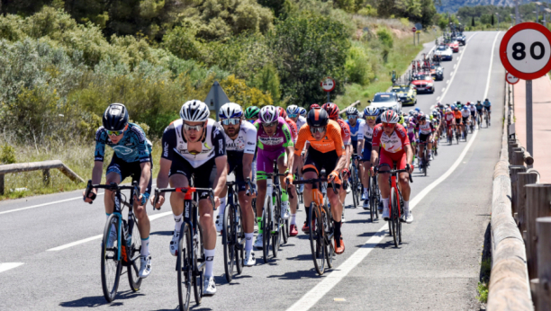 NEVIĐEN SKANDAL! Automobil udario biciklistu u toku trke (VIDEO)