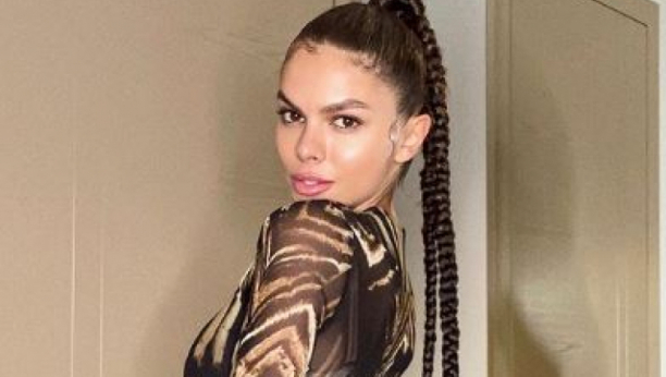 ODUVALA RONALDA! Prezgodna manekenka dominira na Instagramu, a sada je otkrila kako je izgledala konverzacija sa čuvenim fudbalerom!