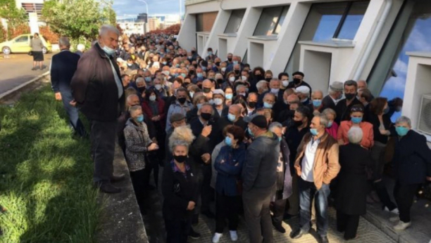 HAOS ZBOG VAKCINACIJE U PRIŠTINI Kad su Albanci videli vakcine, nastao je stampedo (VIDEO)