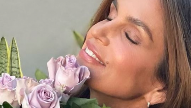 Sindi Kraford se skinula i pokazala neverovatno telo u 55. godini! (FOTO)