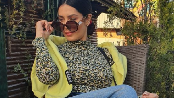 DOK VODI RAT SA MUŽEM ZA STARATELJSTVO NAD SINOVIMA Tanja Savić uslikana sa ovim muškarcem u kafiću (FOTO)