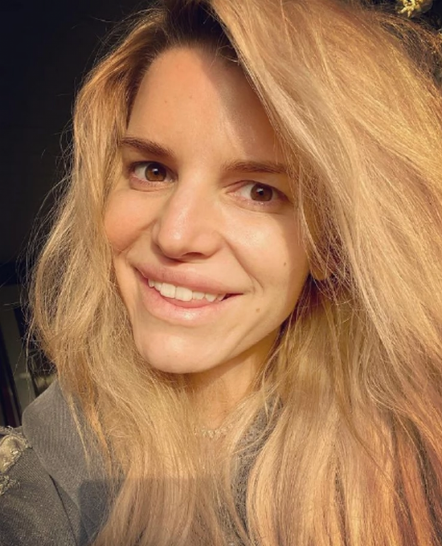 IZDEFORMISALA SE! Poznata pevačica imala je 110 kilograma, smršala je, a njena najnovija fotografija šokirala je ceo svet! (FOTO)