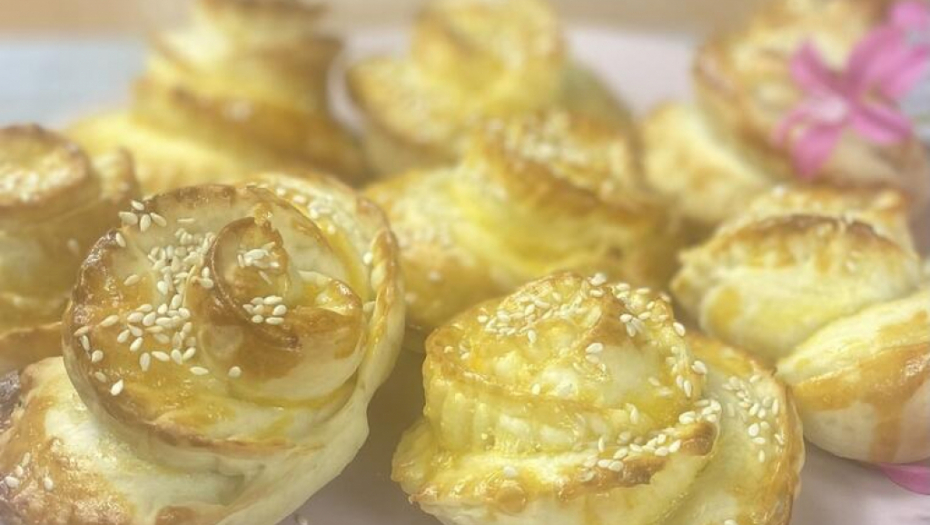 RUŽICE PUNJENE KREM SIROM: Pecivo bogatog ukusa koje se vrlo lako priprema! (VIDEO)