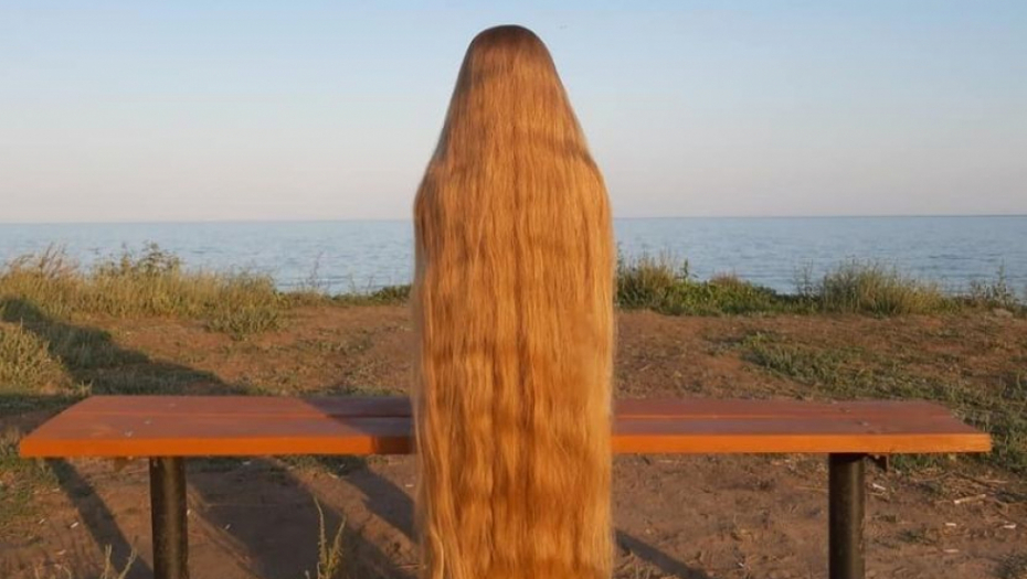 MODERNA ZLATOKOSA SE NIJE ŠIŠALA 11 GODINA: Kosu dužine dva metra pere više od sat vremena (FOTO)