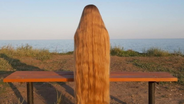 MODERNA ZLATOKOSA SE NIJE ŠIŠALA 11 GODINA: Kosu dužine dva metra pere više od sat vremena (FOTO)