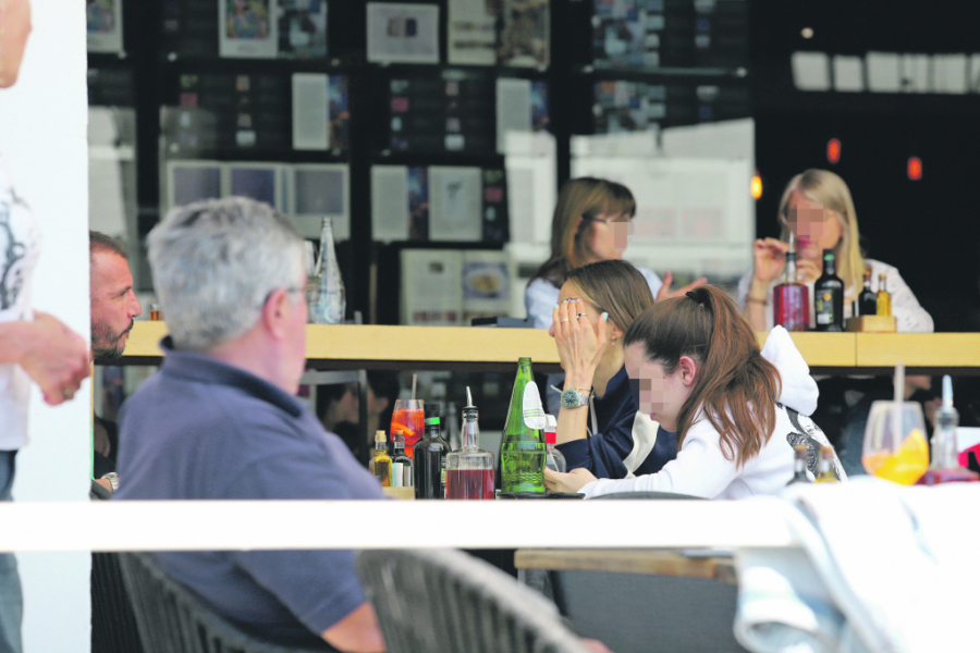 EKSKLUZIVNI ALO! PAPARAZZO: Ikodinović izveo suprugu Maju i ćerku Hanu iz prethodnog braka na ručak (FOTO)