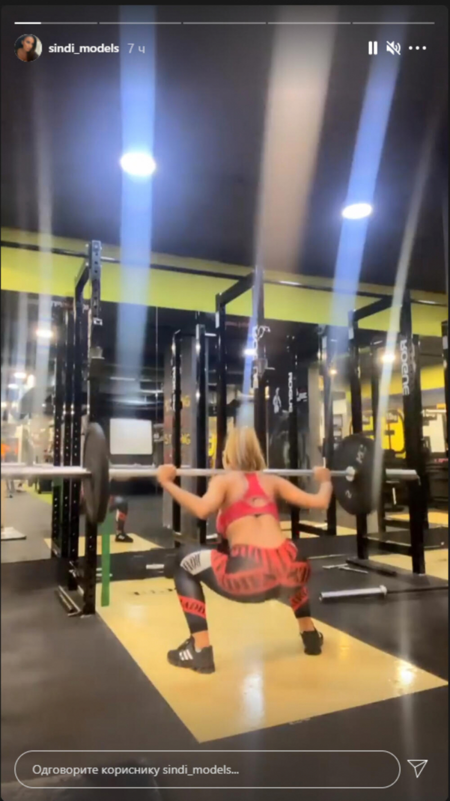 SVI JE GLEDAJU I NE TREPĆU Sindi pokazala nerealno zgodno telo, utegla se u helanke i izdominirala u teretani (FOTO)