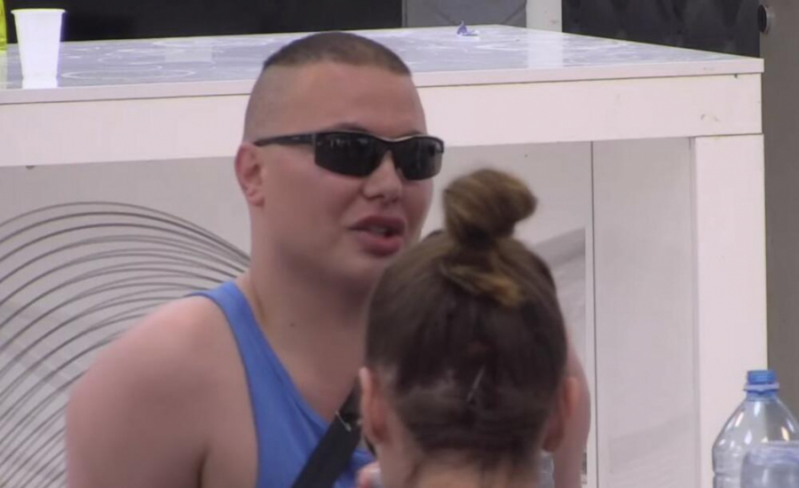 MISICA SE STALNO PRSKA PARFEMOM JER SMRDI! Brendon komentarima uništio zadrugare, otkrio tajne koje niko nije znao