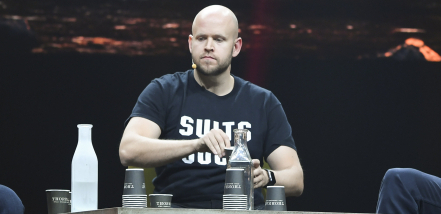 NAVIJAČ TEŽAK 4,7 MILIJARDI HTEO DA KUPI KLUB Crveno-beli odgovorili - novac nam nije potreban