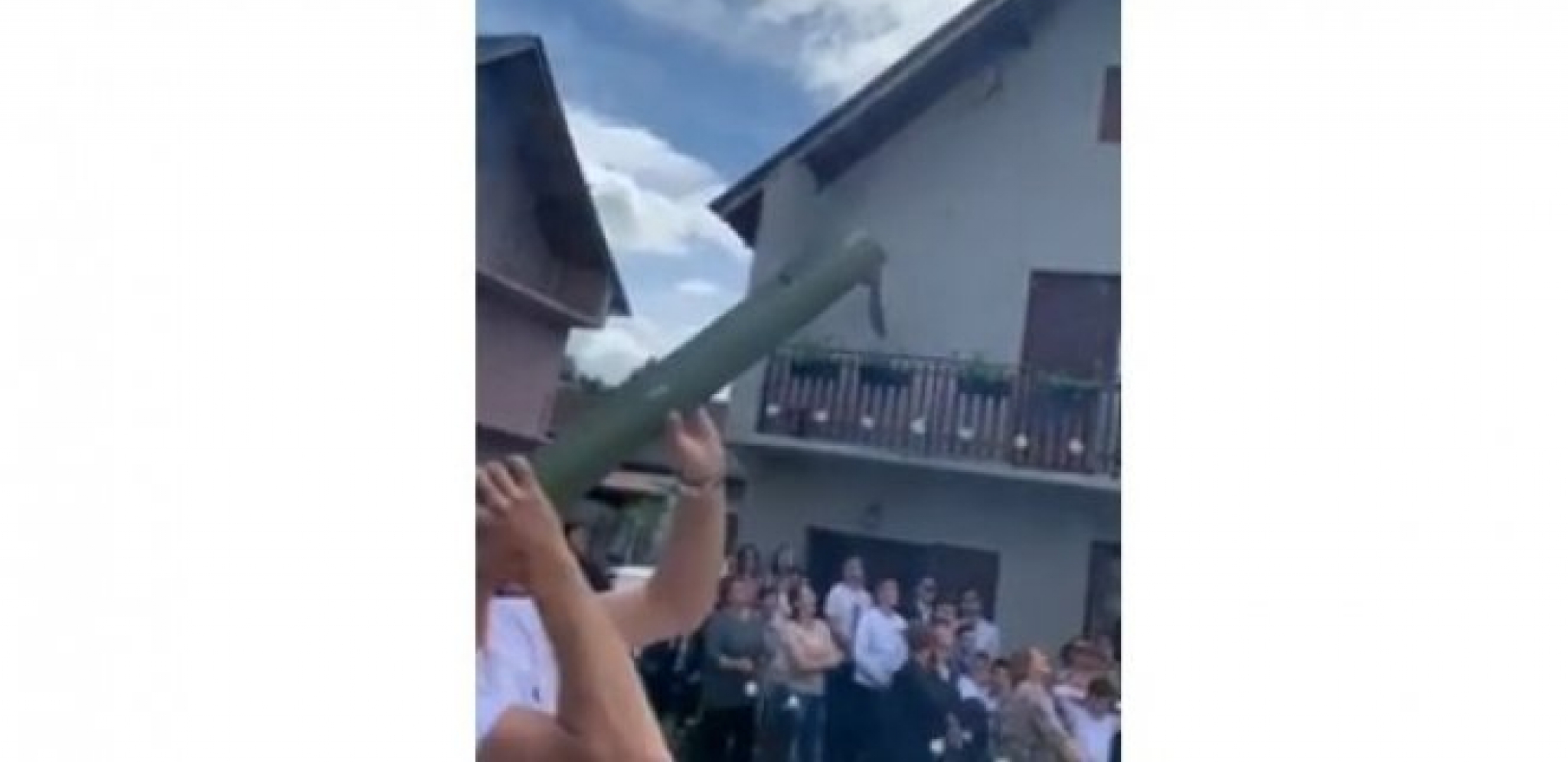 ZOLJOM GAĐAO JABUKU NA SVADBI Skandalozni snimak kruži Srbijom (VIDEO)