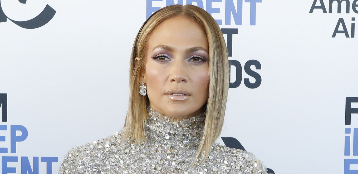 OVO JE FOTOGRAFIJA O KOJOJ PRIČA CEO SVET Dženifer Lopez u nikad izazovnijem izdanju uhvaćena sa tri policajca (FOTO)