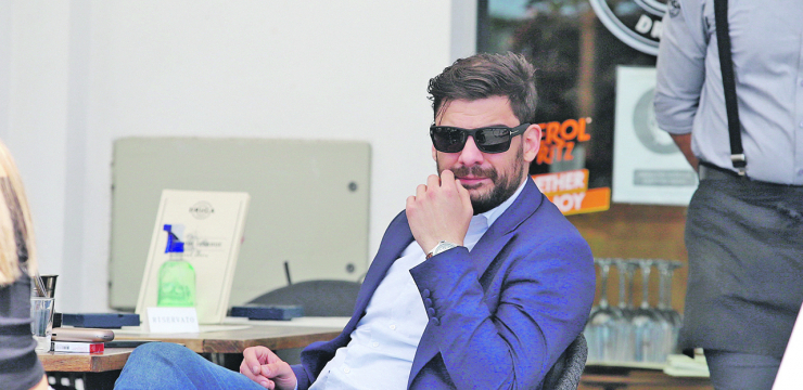 PAPARAZZO ALO! Milan Marić cirkao u bašti i šmekao devojke, ovaj detalj odao glumčeve udvaračke fore!