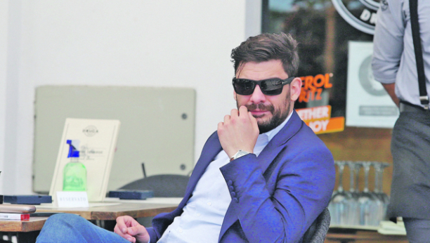 PAPARAZZO ALO! Milan Marić cirkao u bašti i šmekao devojke, ovaj detalj odao glumčeve udvaračke fore!