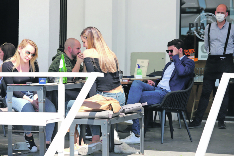 PAPARAZZO ALO! Milan Marić cirkao u bašti i šmekao devojke, ovaj detalj odao glumčeve udvaračke fore!