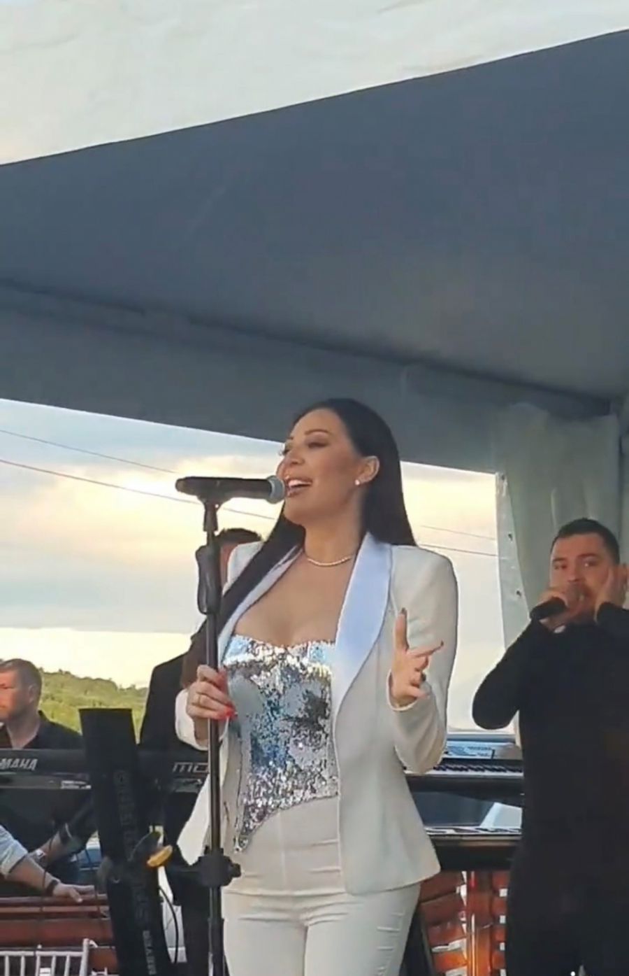 CECA PONOVO PRED PUBLIKOM: 