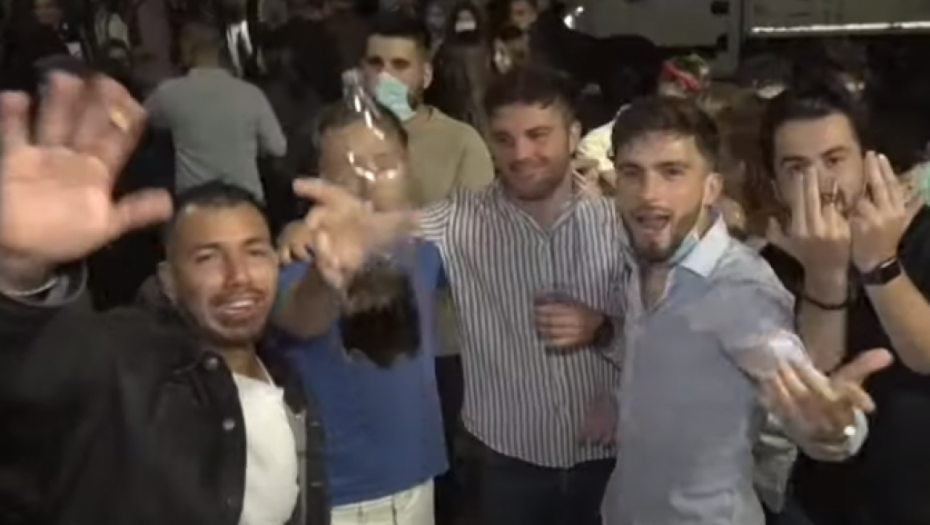 Masovne pijanke u Barseloni, ljudi se valjaju po ulicama, policija rasteruje! (VIDEO)