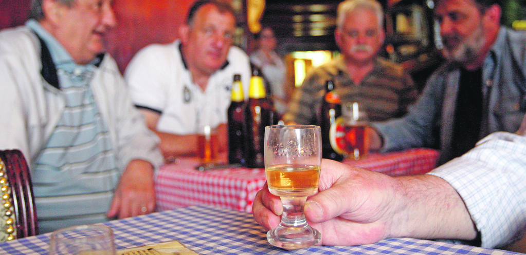 RAKIJA SKUPLJA ZBOG EU Akcize na domaću ljutu povećane višestruko, Srbi prelaze na pivo i vino