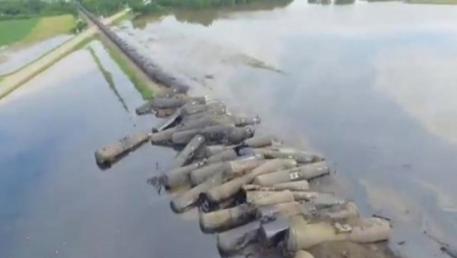 KATASTROFA U AJOVI: Voz iskočio iz šina, iz vagona počela da curi nafta! Svi bunari zatvoreni! (FOTO, VIDEO)