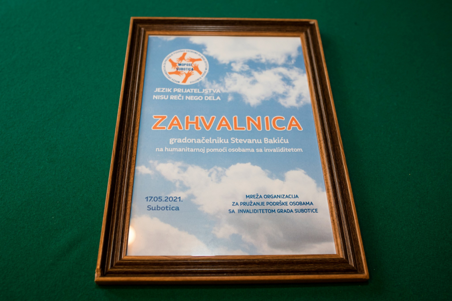 Gradonačelnik Subotice uručio pakete higijene predstavnicima Mreže organizacija za pružanje pomoći osobama sa invaliditetom