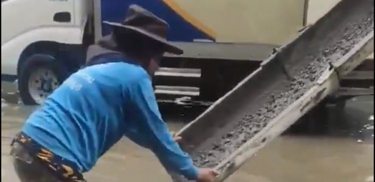 ZASLUŽILI SU NAGRADU ZA PUTARE GODINE: Radnik se malo zbunio i svež malter sipao pravo na poplavljenu ulicu, ljudi u neverici su gledali šta rade! (VIDEO)