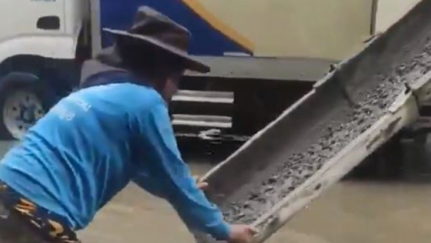 ZASLUŽILI SU NAGRADU ZA PUTARE GODINE: Radnik se malo zbunio i svež malter sipao pravo na poplavljenu ulicu, ljudi u neverici su gledali šta rade! (VIDEO)