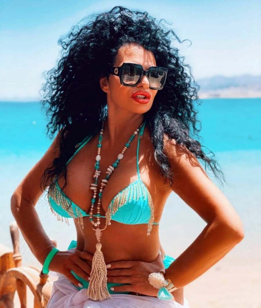 PREPLANULO TELO LIDIJE VUKIĆEVIĆ Glumica se skinula, uvaljala u pesak i počastila pratioce brutalnim fotkama u bikiniju