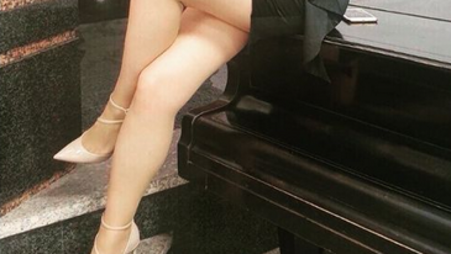 Plavokosa voditeljka pokazala butkice na bazenu i kolena na klaviru, pljušte komentari