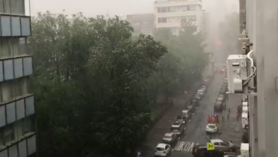 MRAK USRED BELA DANA: Potop i kolaps u Beogradu, a očekuje se i grad! Zna se i do kada će biti obilnih padavina (VIDEO)