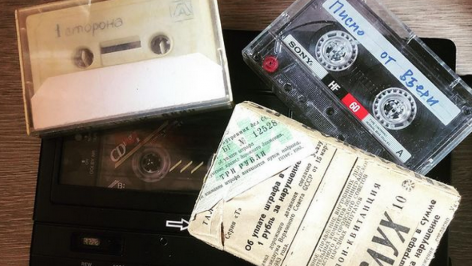 ZANOSNA GLUMICA PRESLUŠALA PORUKE IZ PROŠLOSTI Na telefonskoj sekretarici nešto važno su joj rekle pokojna tetka i Ivana Žigon