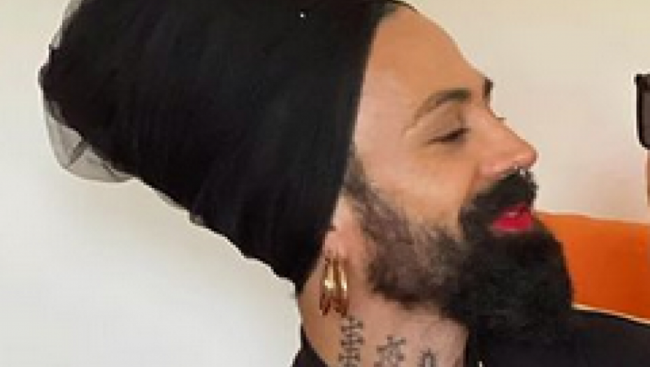 Božo Vrećo s turbanom na glavi grlio srnu